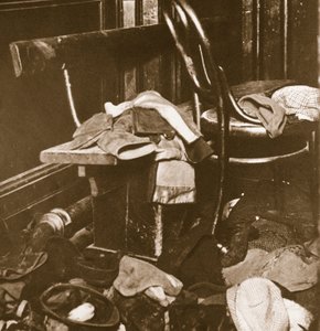 Kinderkleding achtergelaten in een bioscoop in Paisley als gevolg van brandontruiming, 31 december 1929